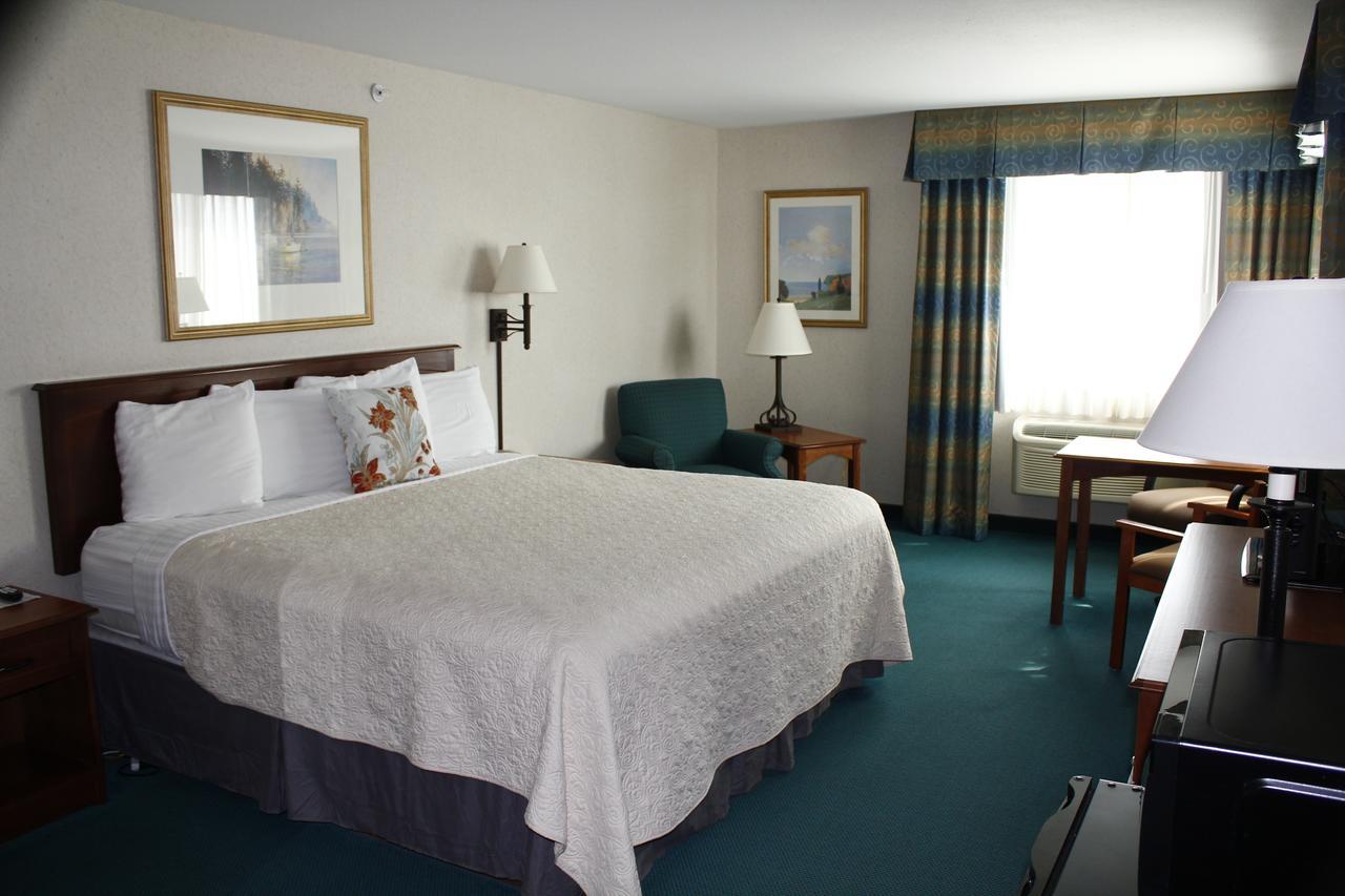 Baraga Lakeside Inn Экстерьер фото