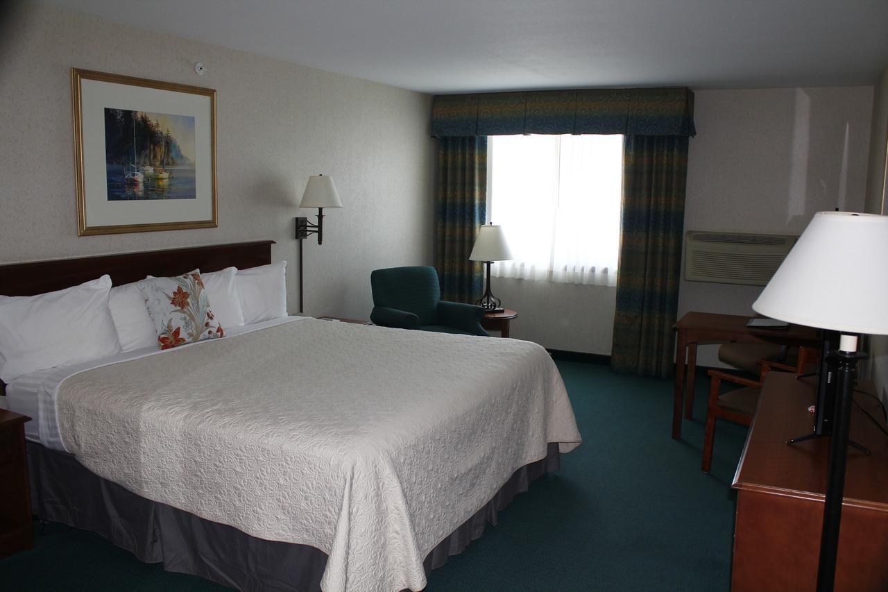 Baraga Lakeside Inn Экстерьер фото